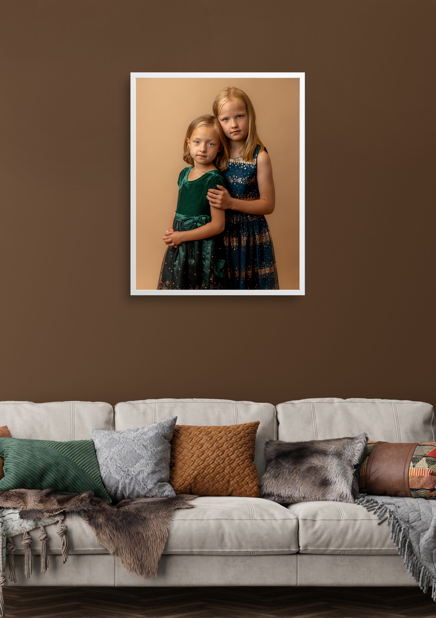 Bilde som henger i glass og ramme på stueveggen, av to søstre kledd i finstasen