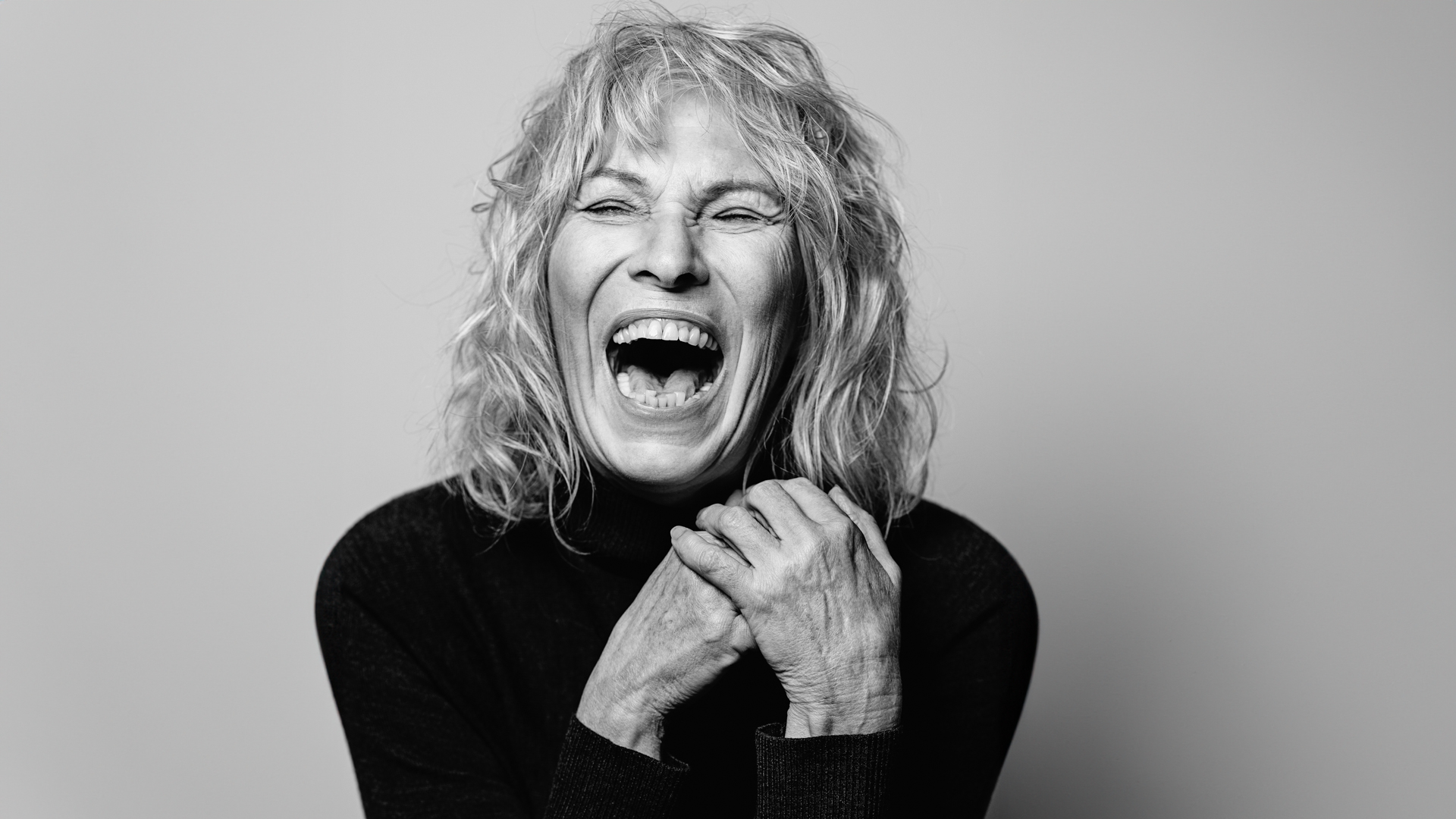 Kvinne i 70-årene gapskratter