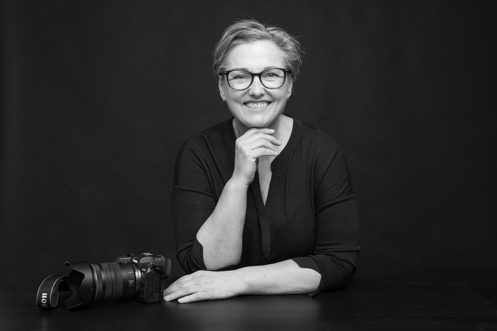 Mona Hauglid Foto-1381 Profilbilde av kvinne som ser rett i kamera og smiler